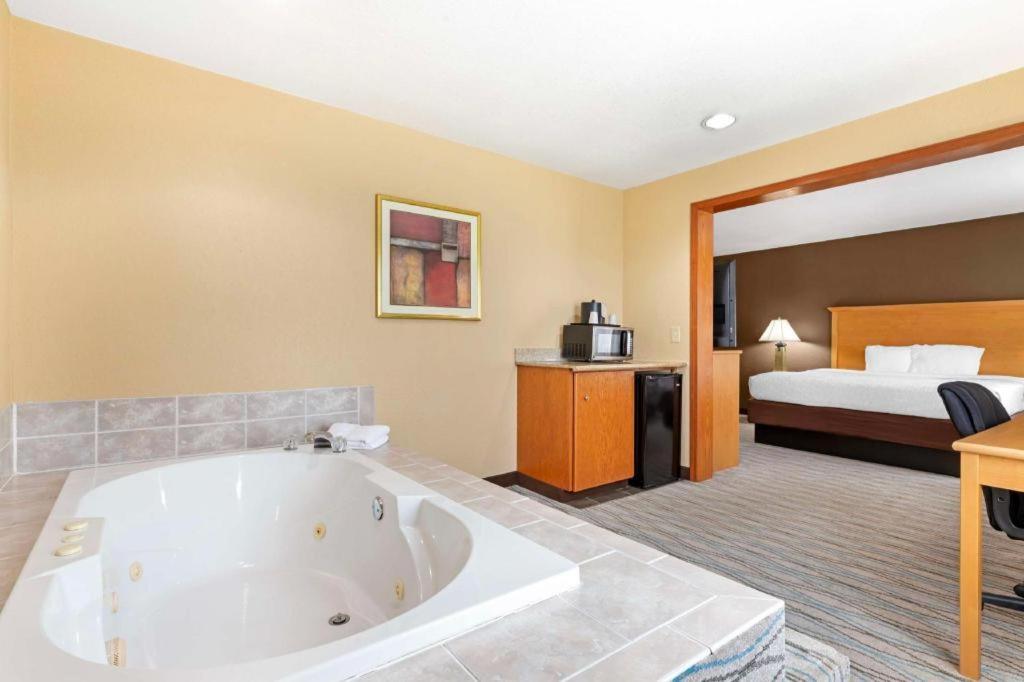 Best Western Locust Grove Inn & Suites Exterior photo